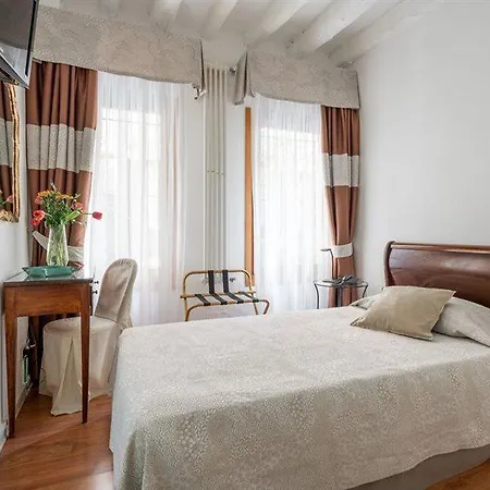 Antigo Trovatore Otel Venedik