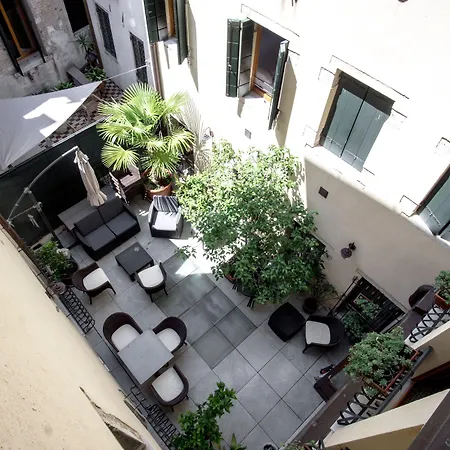Antigo Trovatore Hotel