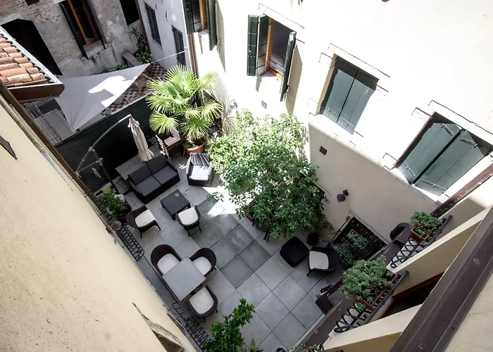 Antigo Trovatore Hotel